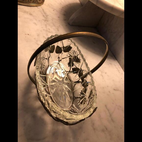 VINTAGE HEAVY SAWTOOTH GLASS BOWL METAL BASKET LEAF DESIGN WITH HANDLE - Picture 3 of 3